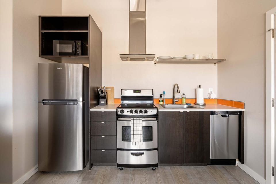 Stay Portland - Modern 1BR - Walk to Dining & Bars - Fast WiFi & AC Apartment in Portland