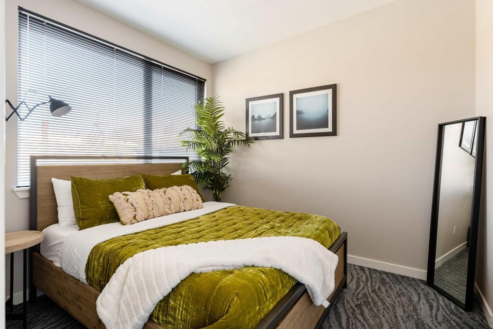 Stay Portland - Modern 1BR - Walk to Dining & Bars - Fast WiFi & AC Apartment in Portland