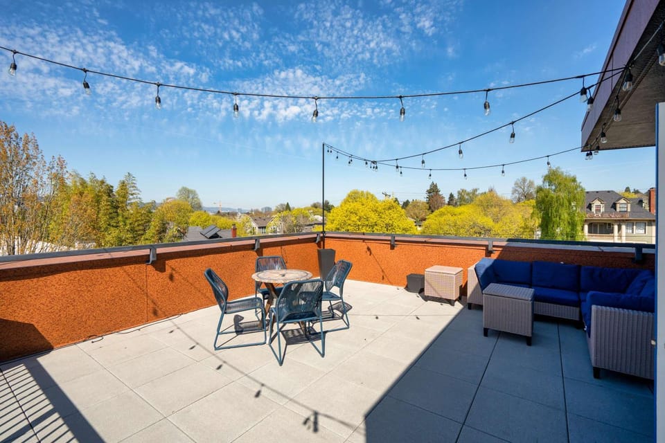 Portland Penthouse Retreat- Roof Deck & Food Pods Apartment in Portland