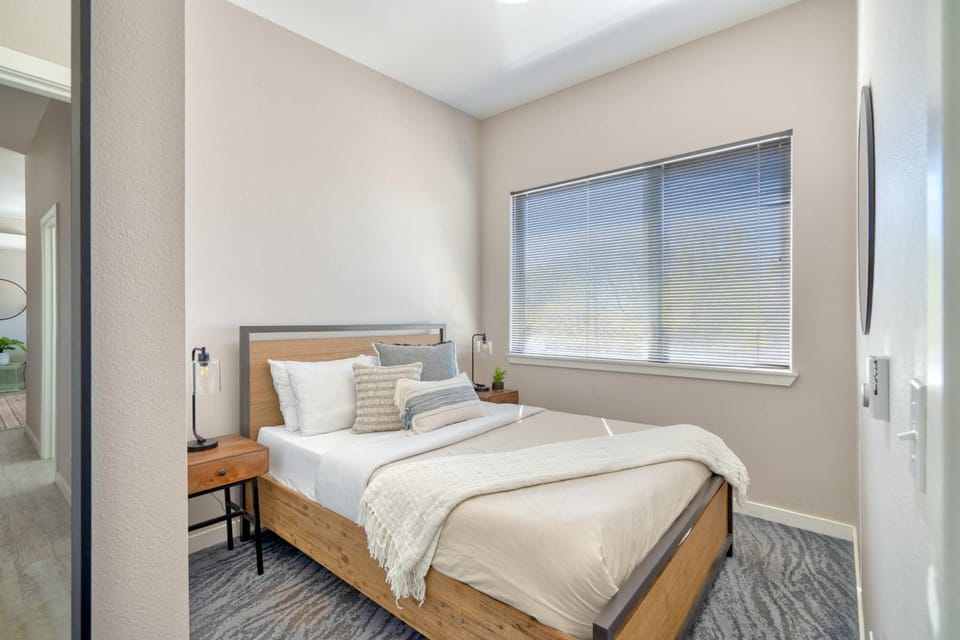 Portland Penthouse Retreat- Roof Deck & Food Pods Apartment in Portland