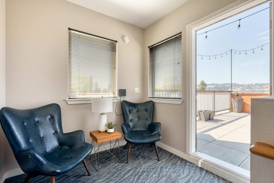 Portland Penthouse Retreat- Roof Deck & Food Pods Apartment in Portland