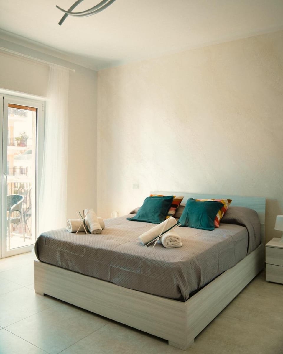 Bed, Photo of the whole room, Seating area, Bedroom