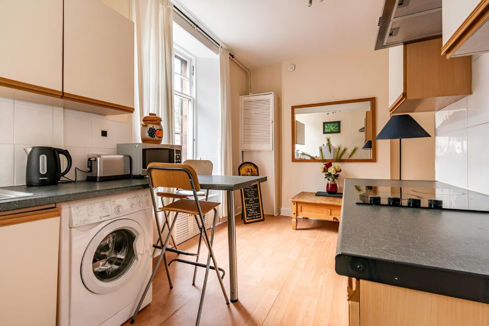 Coffee/tea facilities, Kitchen or kitchenette, stove, toaster