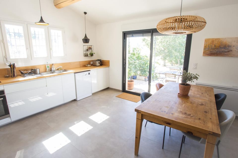 Kitchen or kitchenette, Dining area