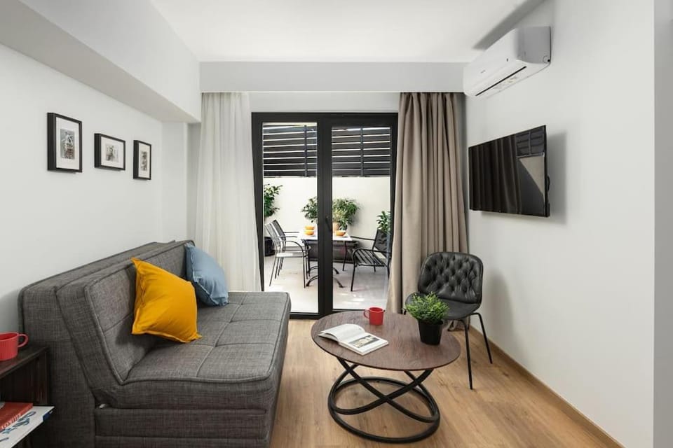 Garden, Living room, Seating area