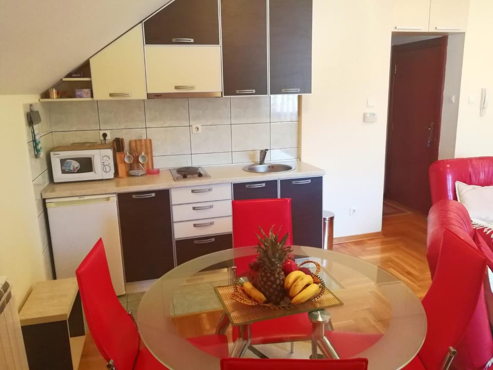 Kitchen or kitchenette, Dining area