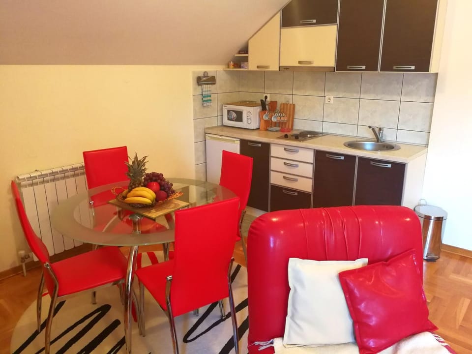 Kitchen or kitchenette, Dining area