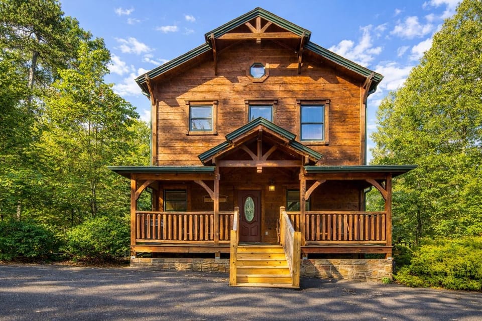 Mountain Charm- Hot Tub, Game Room, Theater Room, free Attraction Tickets!!! Chalet in Pigeon Forge