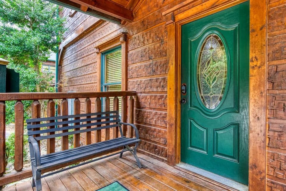 It's 5 O'clock Somewhere Hot Tub, Theater Room, FREE tickets each paid day, Game Room, WIFI!!! Chalet in Gatlinburg