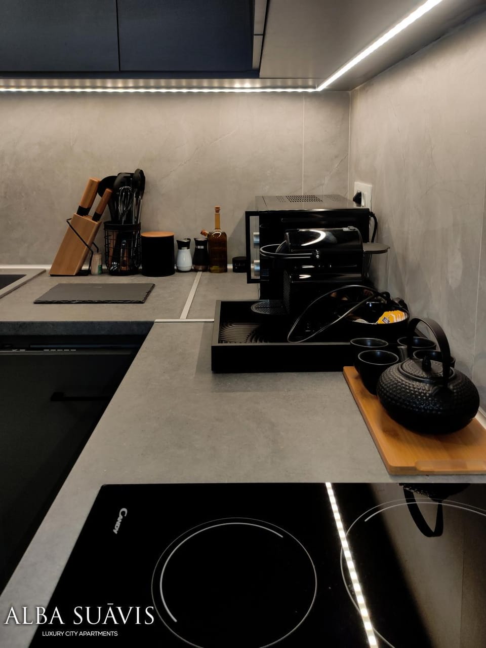 Coffee/tea facilities, Kitchen or kitchenette, dishwasher, microwave, oven, stove, kitchen