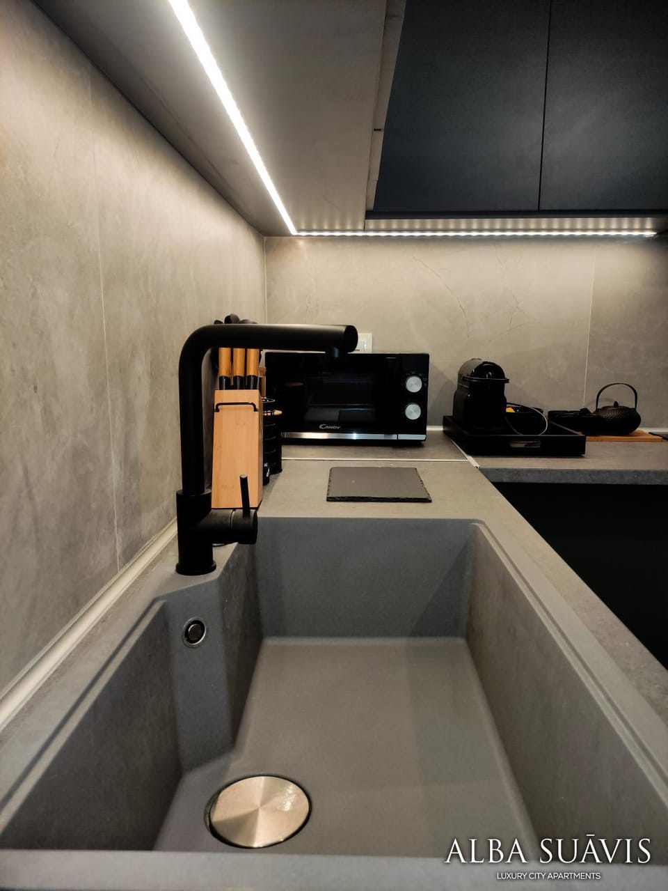 Coffee/tea facilities, Kitchen or kitchenette, microwave, kitchen