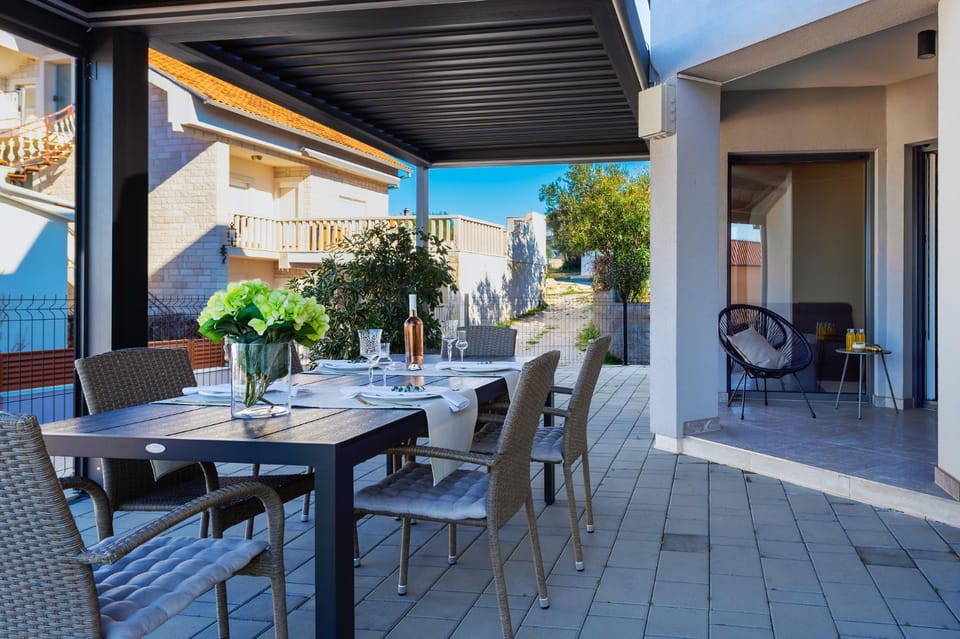 Patio, Day, Seating area