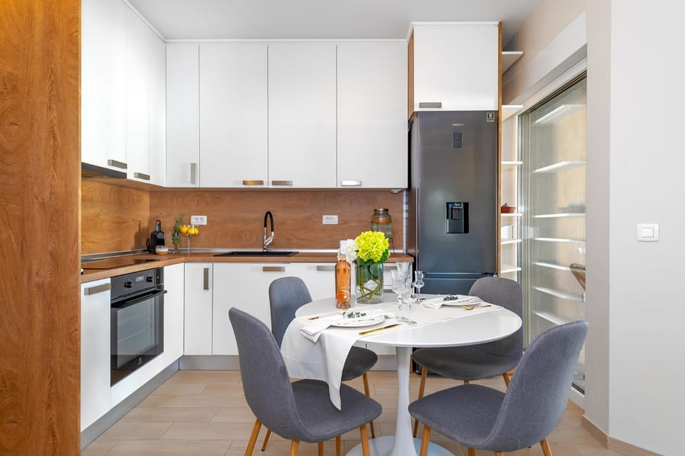 Kitchen or kitchenette, Dining area