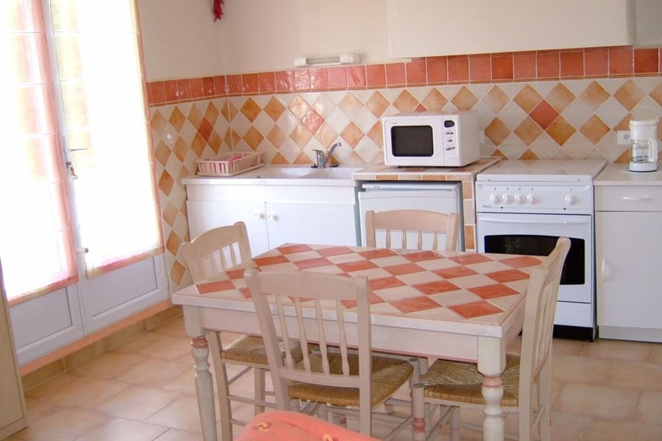 Kitchen or kitchenette, Dining area, stove