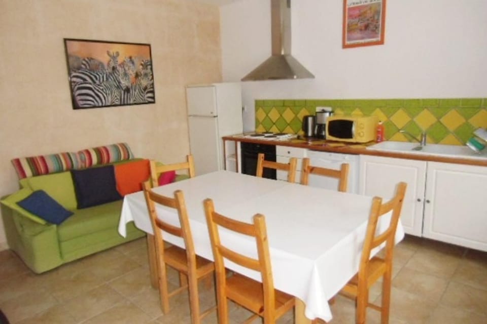 Kitchen or kitchenette, Seating area, Dining area, oven, stove