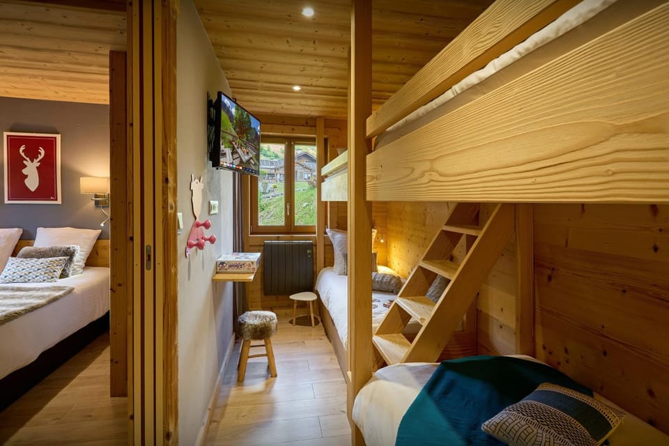 Bed, TV and multimedia, Bedroom