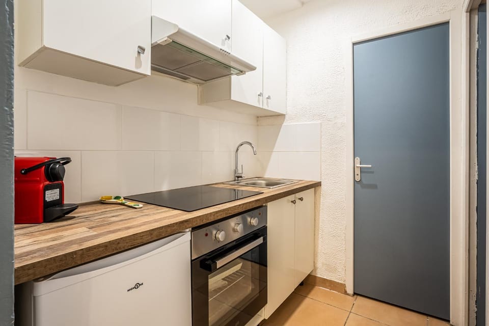 Kitchen or kitchenette, oven