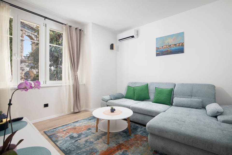 Living room, Seating area, air conditioner