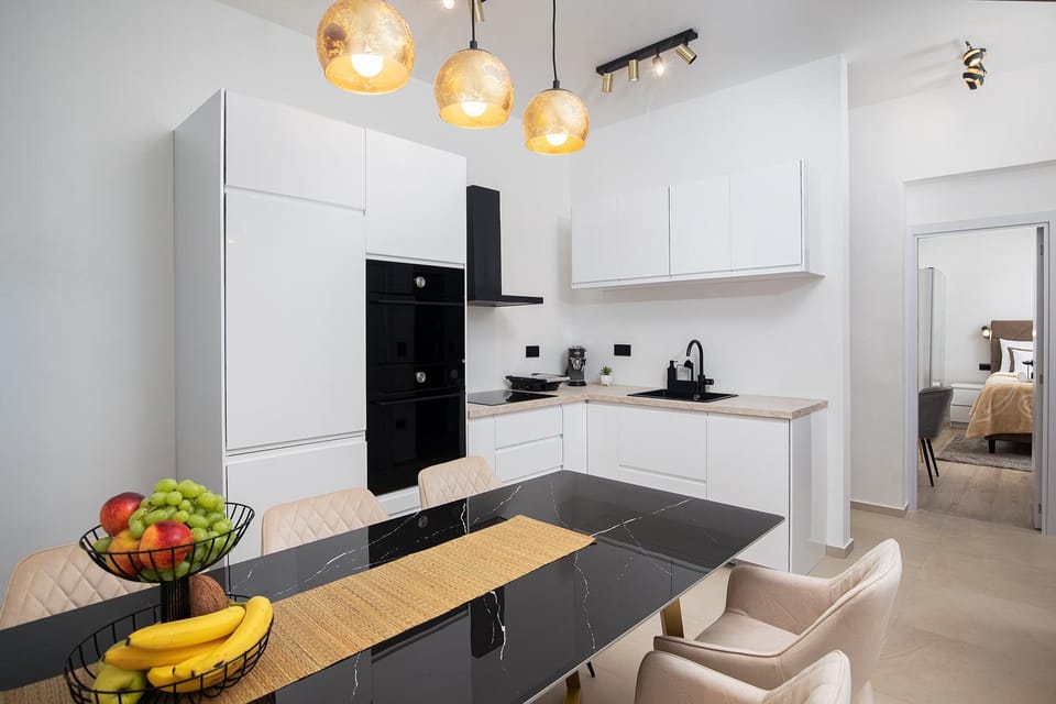 Coffee/tea facilities, Kitchen or kitchenette, Dining area, oven, stove