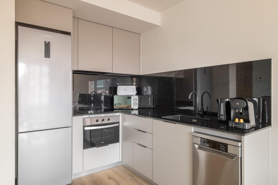 Coffee/tea facilities, dishwasher, oven, stove, toaster