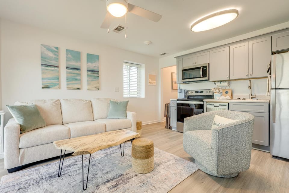 Beachy Gulf Shores Condo w/ Pool, Walk to Shore! House in Alabama