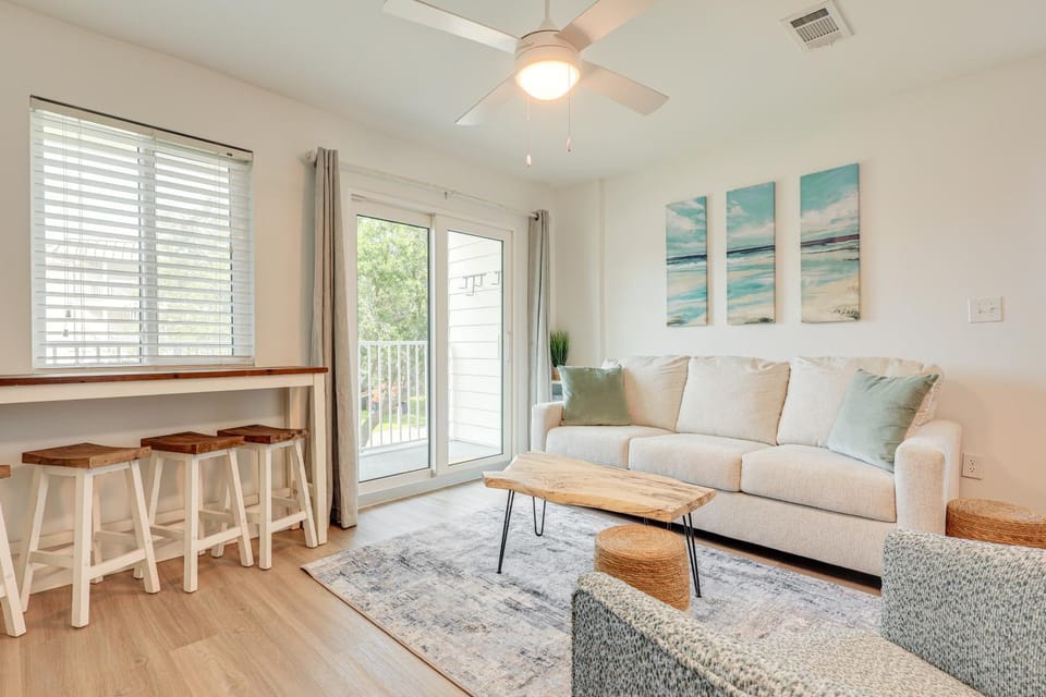 Beachy Gulf Shores Condo w/ Pool, Walk to Shore! House in Alabama