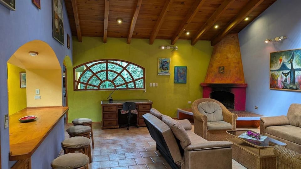 Chalet La Llovizna - Lush hidden paradise with jacuzzi and free parking House in Panajachel