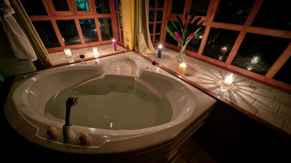 Chalet La Llovizna - Lush hidden paradise with jacuzzi and free parking House in Panajachel