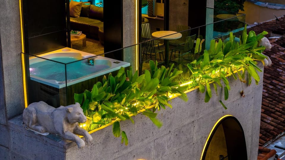 Property building, Night, Hot Tub, Hot Tub