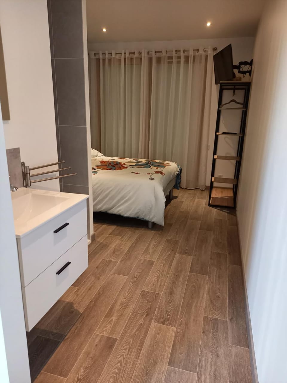 Photo of the whole room, Bedroom