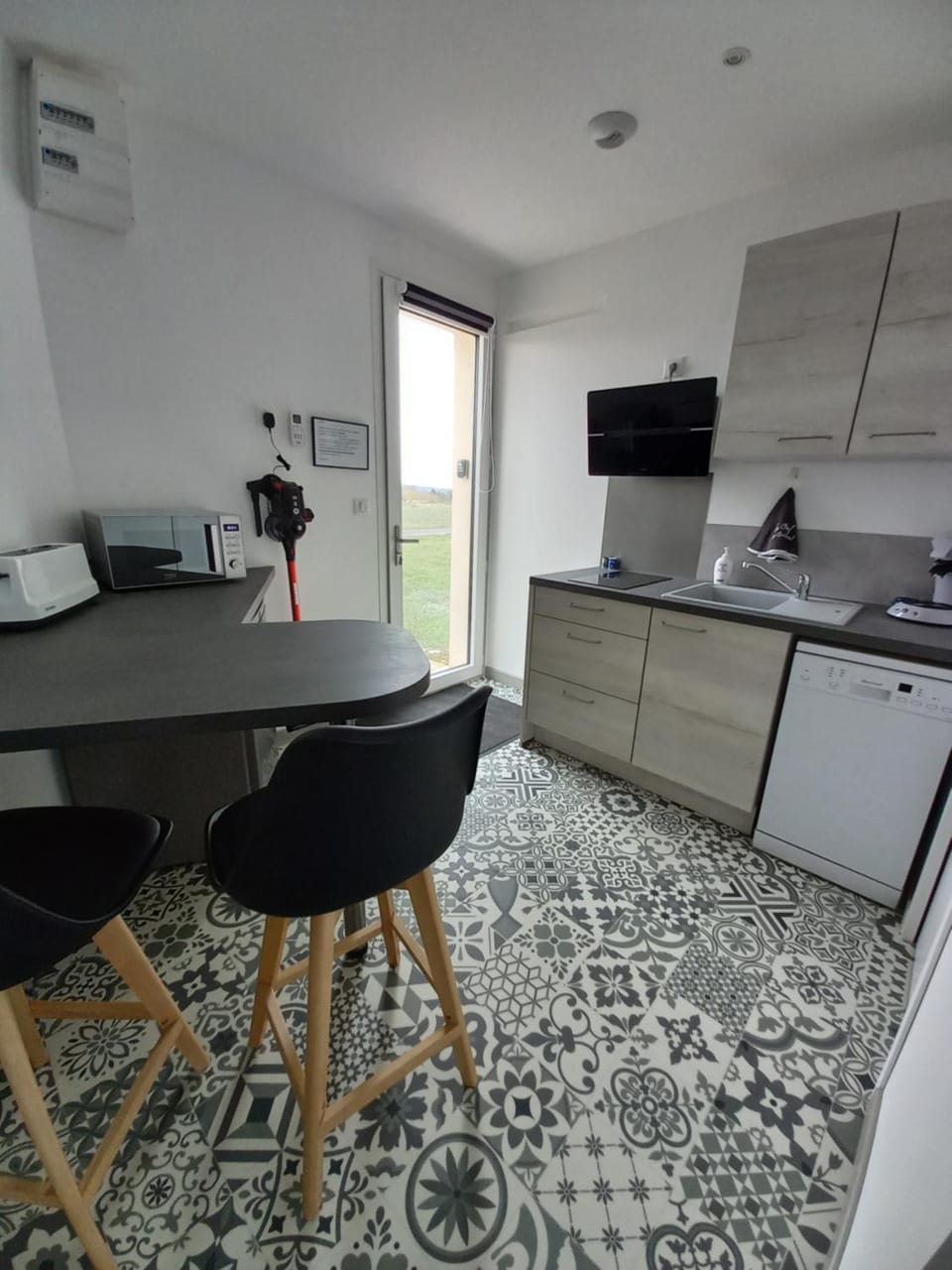 Kitchen or kitchenette, Dining area, stove