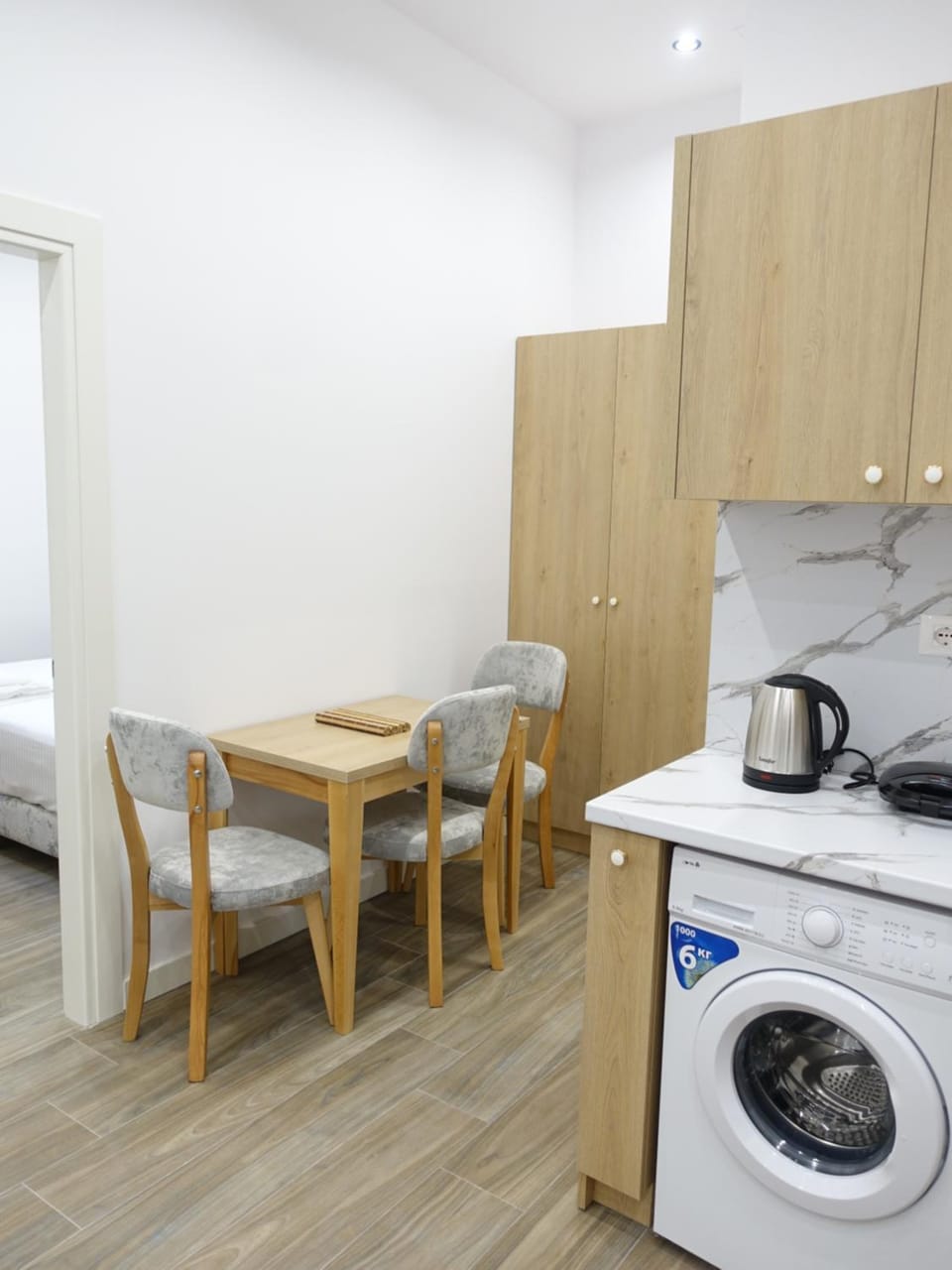 Bed, Kitchen or kitchenette, Dining area, Bedroom, toaster, washing machine, dryer