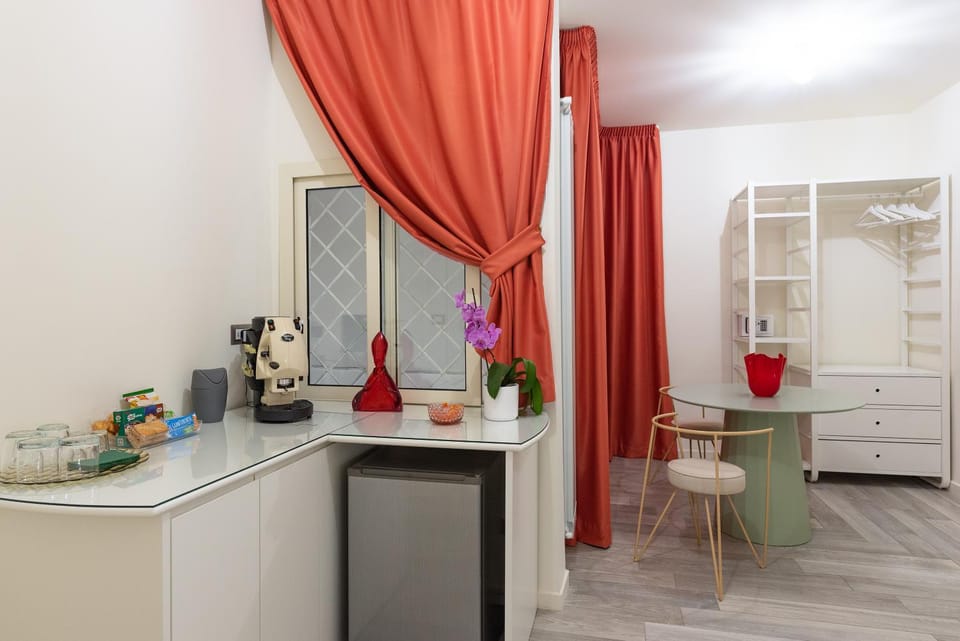 Kitchen or kitchenette, minibar