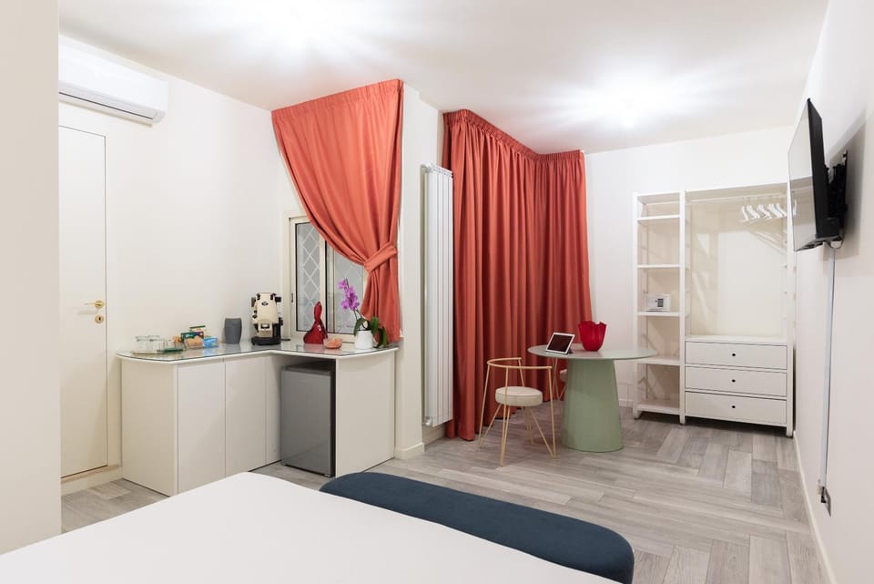 TV and multimedia, Kitchen or kitchenette, Photo of the whole room, Bedroom, wardrobe