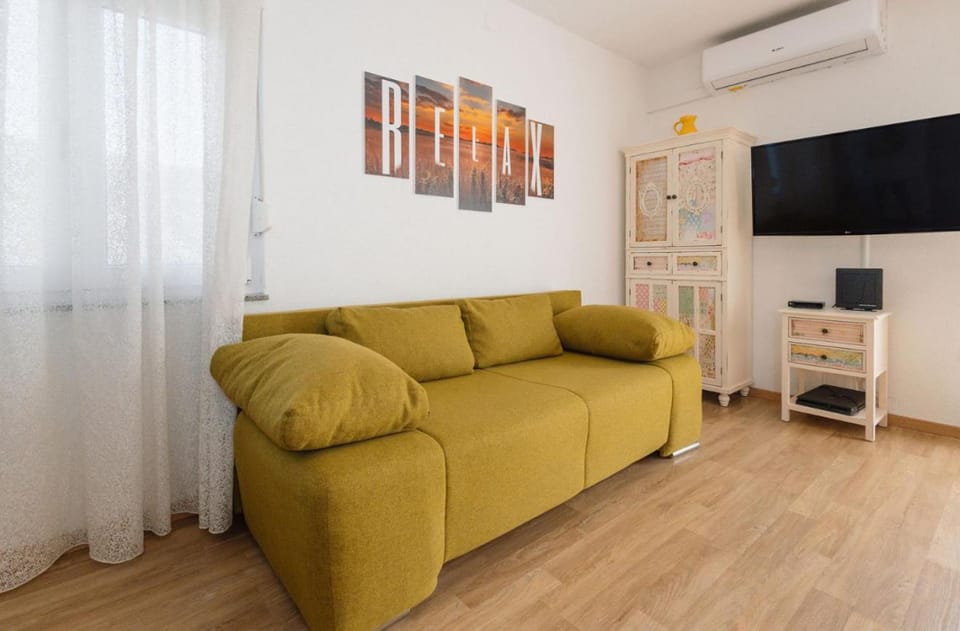 Communal lounge/ TV room, TV and multimedia, Living room, Seating area, Evening entertainment, air conditioner