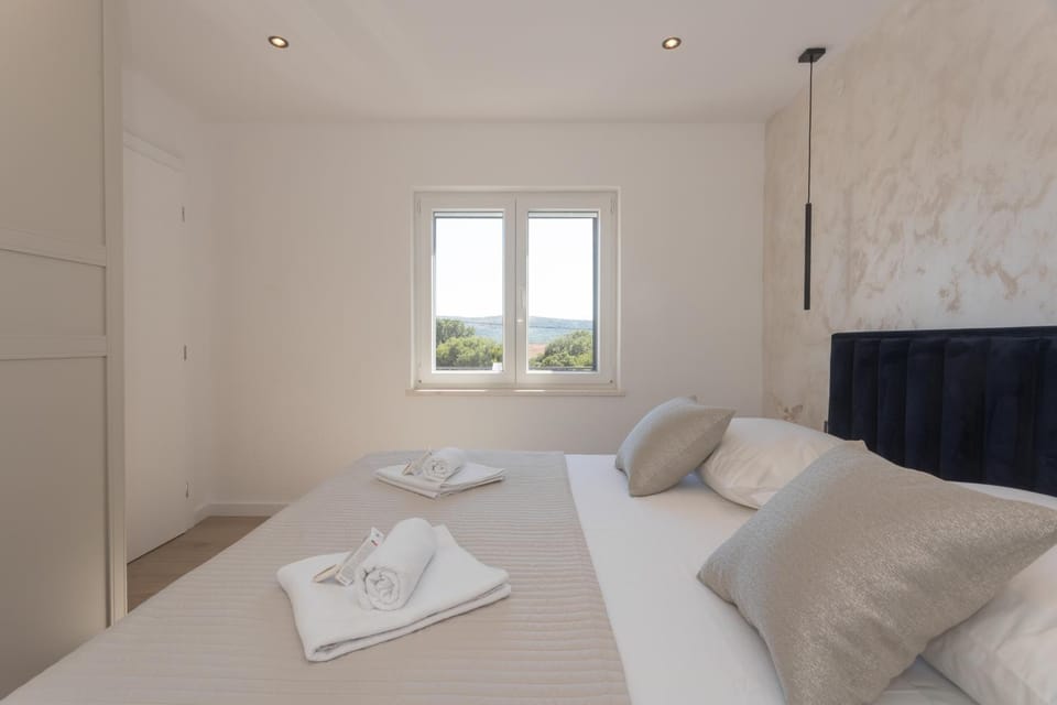 Bed, Bedroom, towels