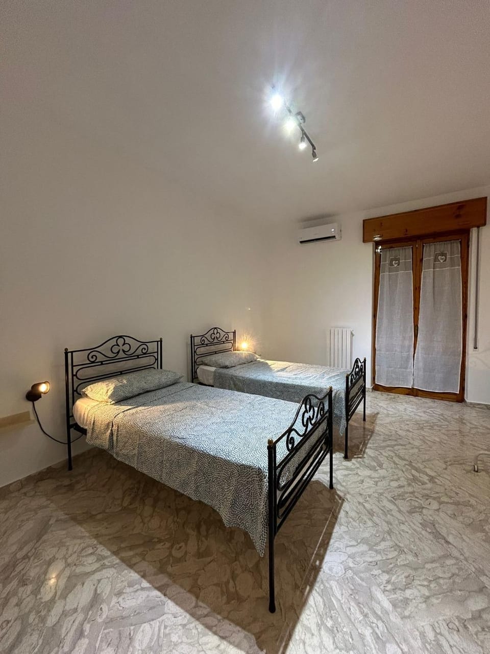 Bed, Photo of the whole room, Bedroom, air conditioner