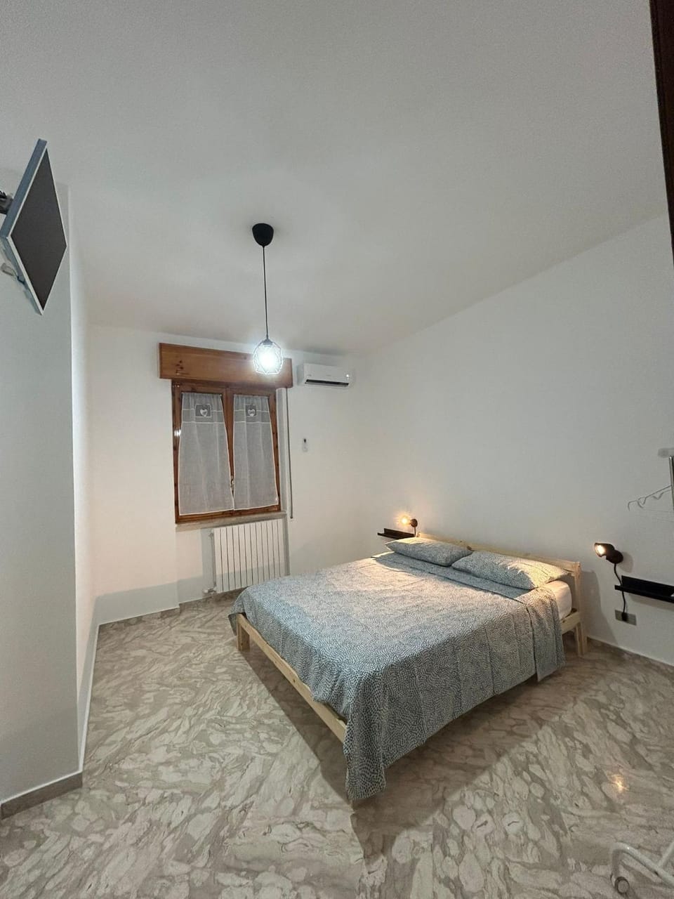 Bed, TV and multimedia, Photo of the whole room, Bedroom, air conditioner