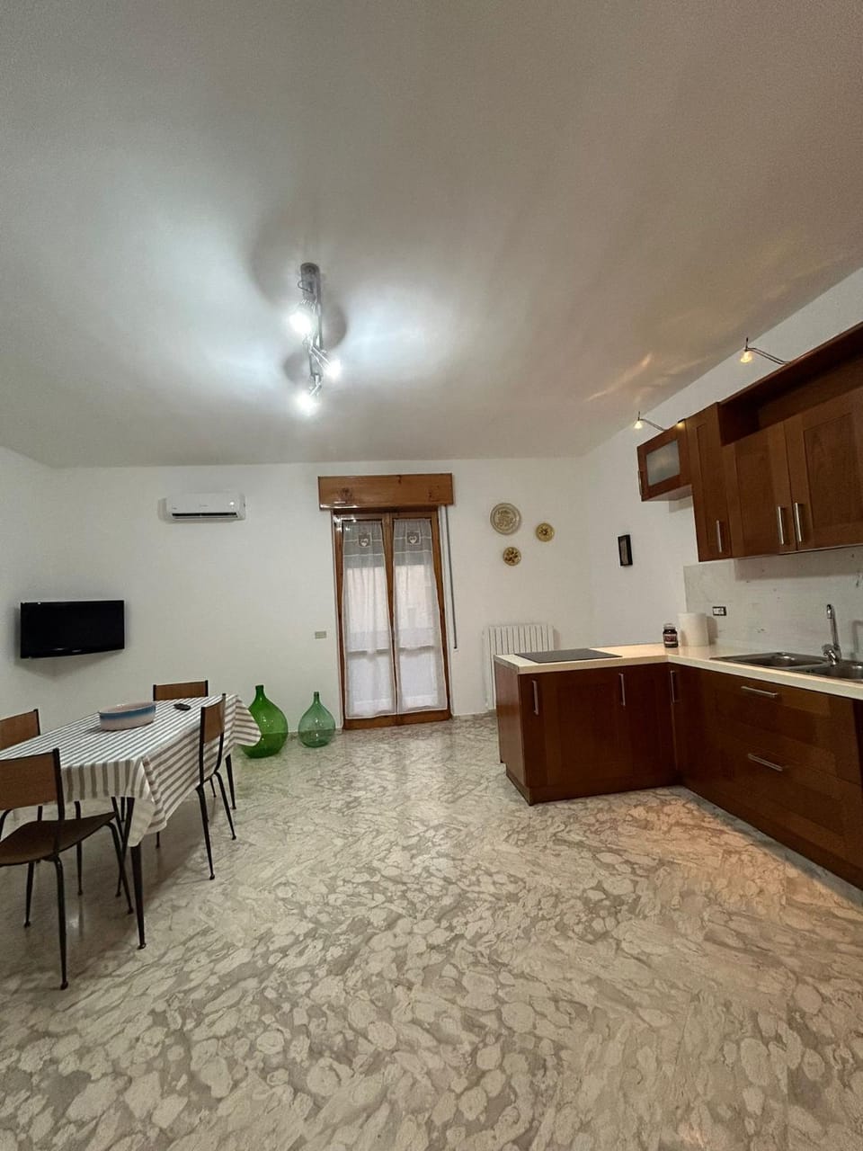 TV and multimedia, Kitchen or kitchenette, Dining area, stove