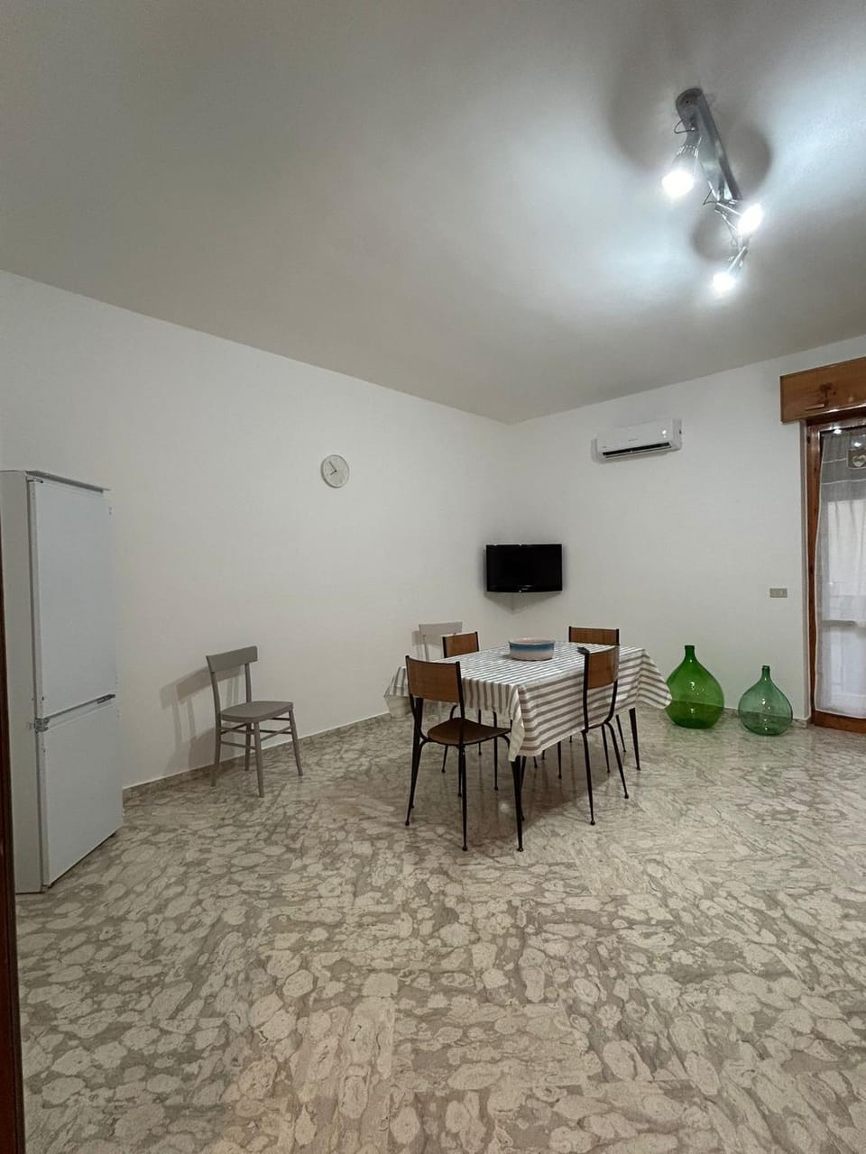 Communal lounge/ TV room, TV and multimedia, Living room, Seating area, Dining area, air conditioner