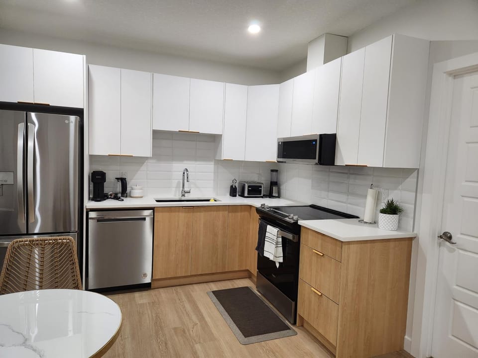 Brand New Deluxe 2 Bedroom Suite with AC & Den Apartment in Calgary