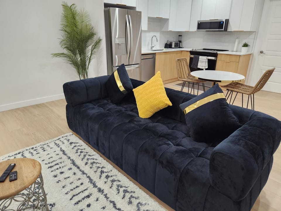 Brand New Deluxe 2 Bedroom Suite with AC & Den Apartment in Calgary