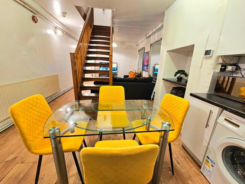 Kitchen or kitchenette, Seating area, Dining area