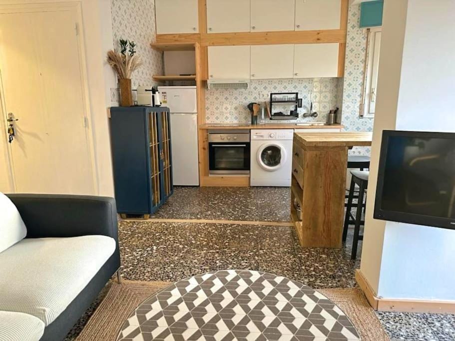 Kitchen or kitchenette, Living room, Seating area, Dining area, oven, pet friendly, toaster, washing machine