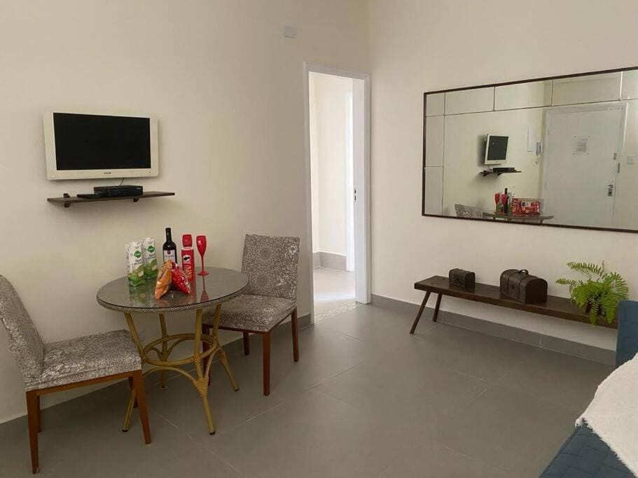 Apto Reformado com dois dormitório com ar condicionado Apartment in Santos