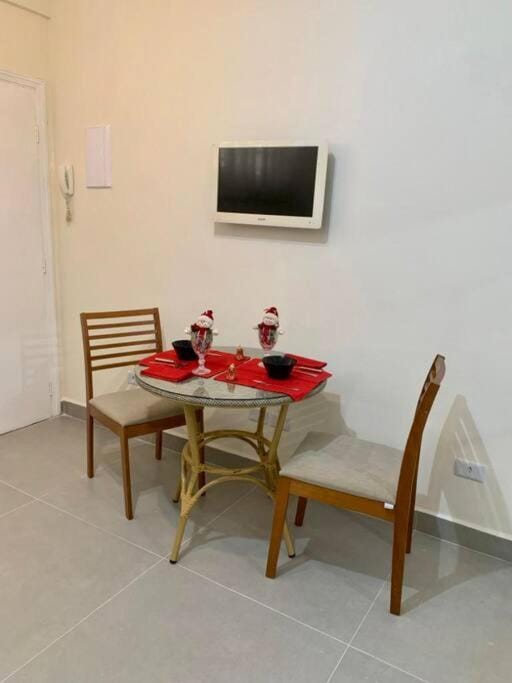 Apto Reformado com dois dormitório com ar condicionado Apartment in Santos
