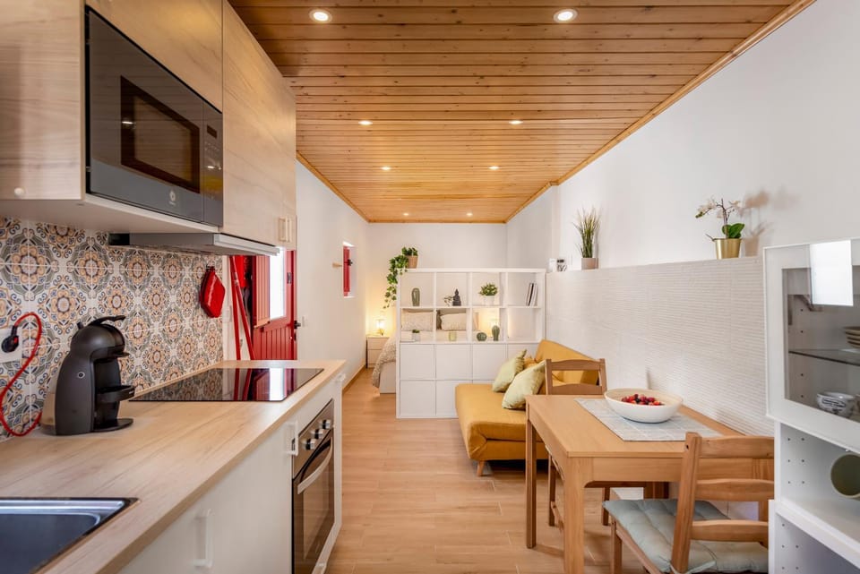 TV and multimedia, Kitchen or kitchenette, Living room, Seating area, Dining area, oven, stove