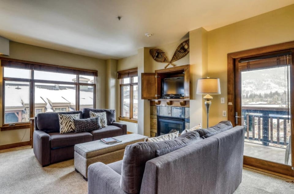 Unequalled Ski in Out, Next to Gondola, Sundial 2BR, Pool, Hot tub, Condo Nast Winner C316 House in Wasatch County