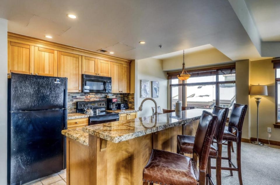 Unequalled Ski in Out, Next to Gondola, Sundial 2BR, Pool, Hot tub, Condo Nast Winner C316 House in Wasatch County