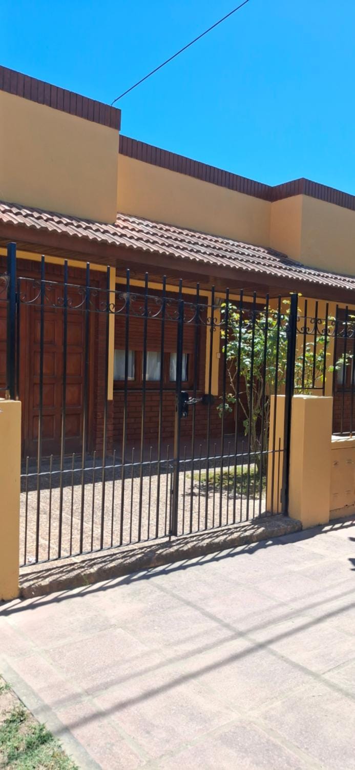 Casa amarilla House in Chascomús